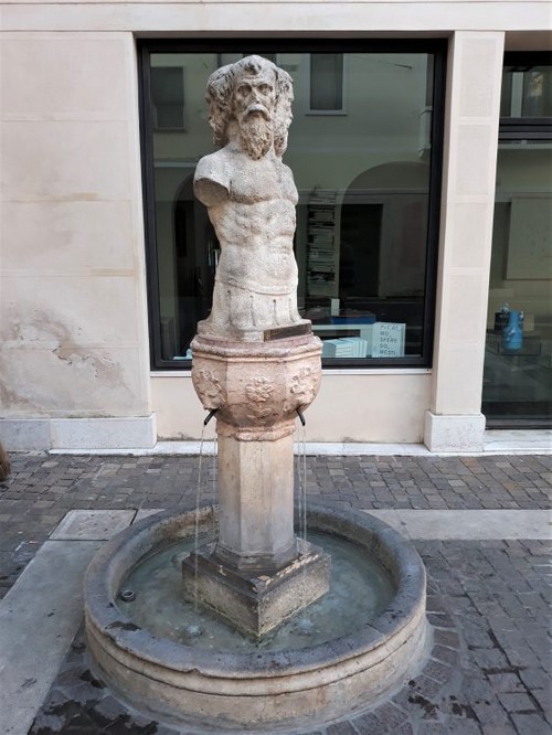 Treviso - Fontana dei Tre Visi.jpg