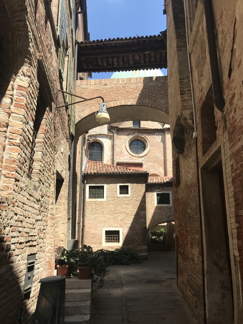 Treviso - Vicolo del Duomo.JPG